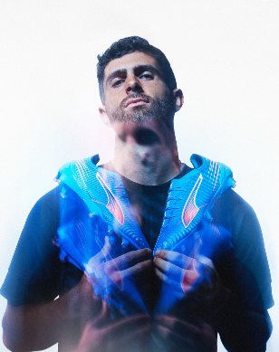 Christian Pulisic pose with cleat