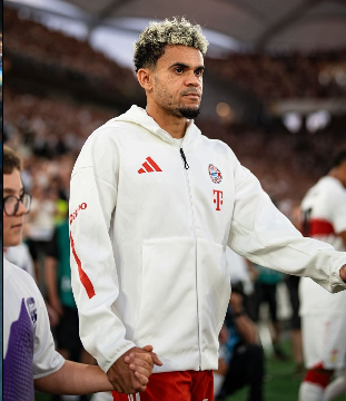 Luis Díaz at a football entrance Luis Díaz’s Bold Leap: Embracing the Challenge and Redefining Success