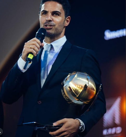 Mikel Arteta with his globe soccer award 